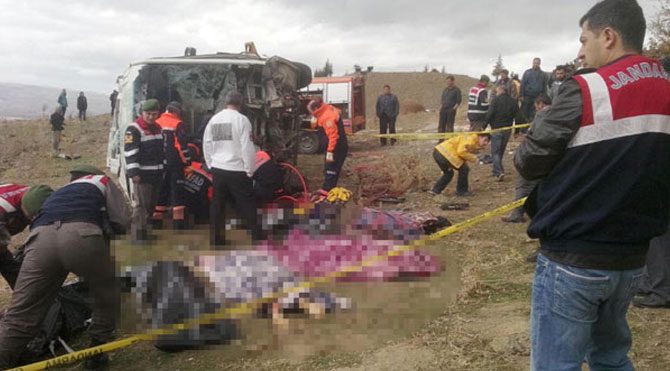 Afyonkarahisar'da otobüs uçuruma yuvarlandı