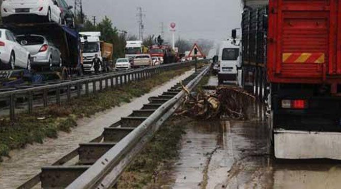 E-5'te sel: Araçlar mahsur