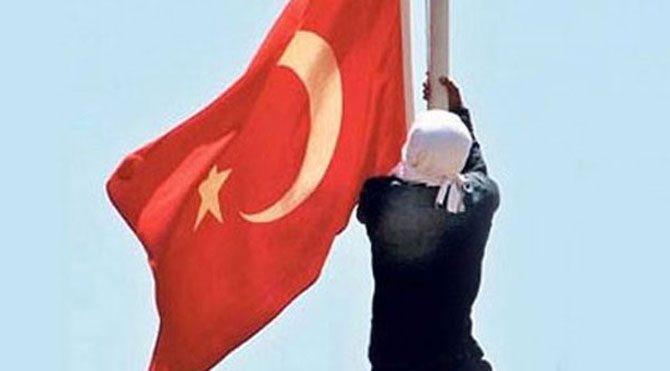 Türk bayrağını indiren yakalandı!