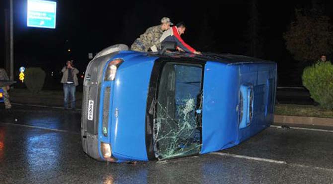  Askeri minibüs devrildi!