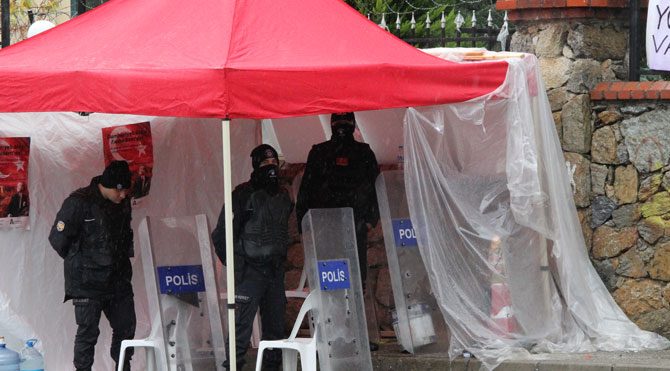 Validebağ'da polisler eylemcilerin çadırına sığındı