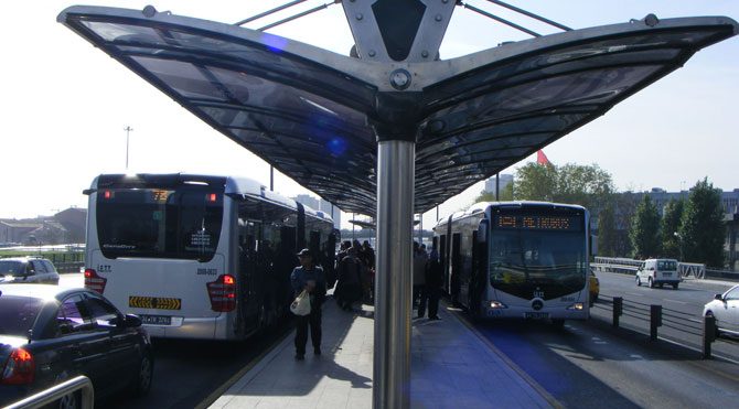 Metrobüsün çarptığı genç hayatını kaybetti