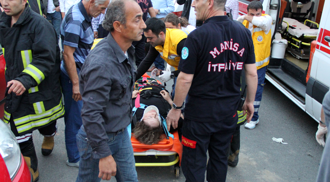 İki otomobil çarpıştı: 1 ölü, 9 yaralı