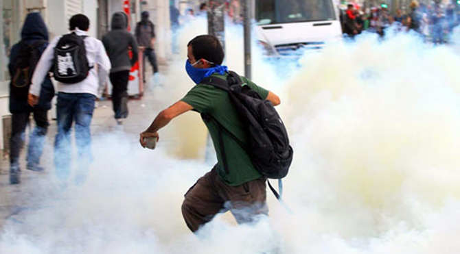 İzmir Valiliği: Bayrak yakılmadı