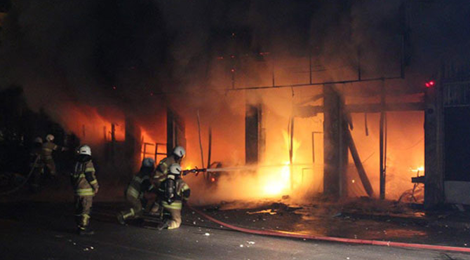 Süpermarketi ateşe verdiler!