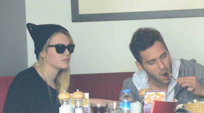 Derya ve Seçkin derin bir sohbette