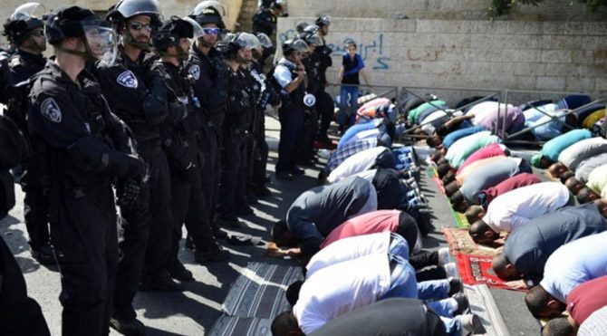 İbadet yapan Filistinlilere İsrail askerlerinden müdahale