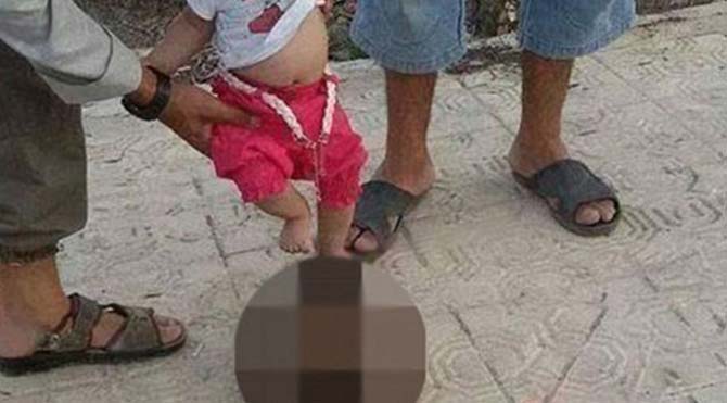 IŞİD bir bebeğe, ölen askerin başına tekme attırdı
