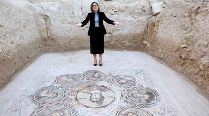 2 bin yıllık mozaiklere bastılar!