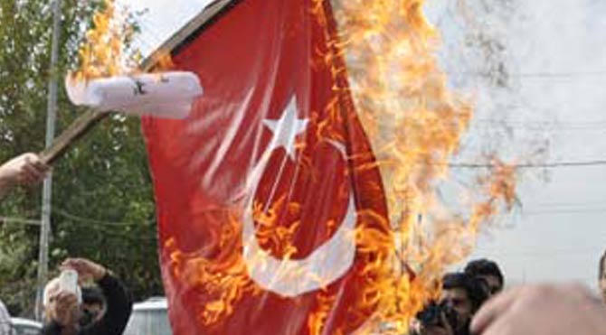 Türk bayrağını indirip yaktılar