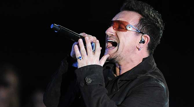 U2'nun solisti Bono uçakta ölümden döndü