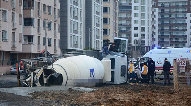 Yol çöktü, beton mikseri devrildi