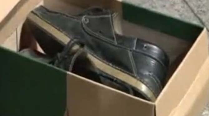 Yeni ayakkabıları çalıp kutularına eskilerini koydular