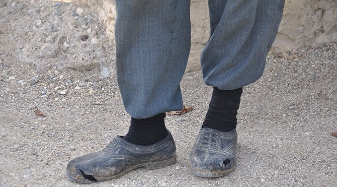 Ölen madencinin babasına yeni lastik ayakkabı