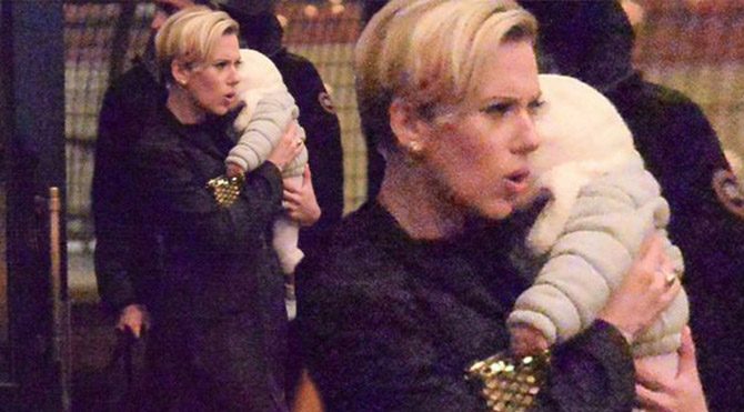 Bebeğiyle ilk kez görüntülendi