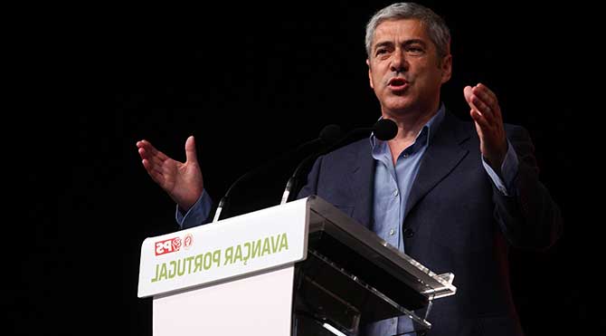 Eski başbakan cezaevine kondu