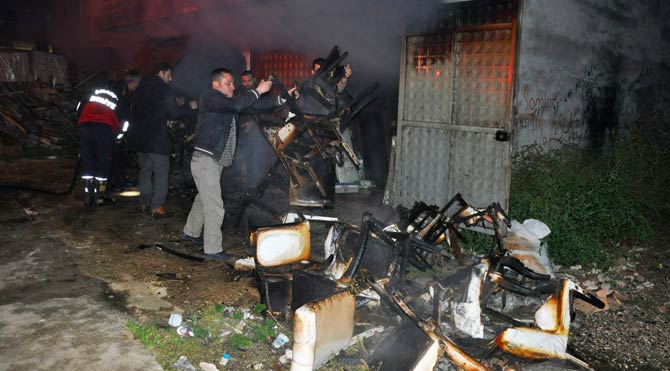 Mobilya deposunda korkutan yangın!
