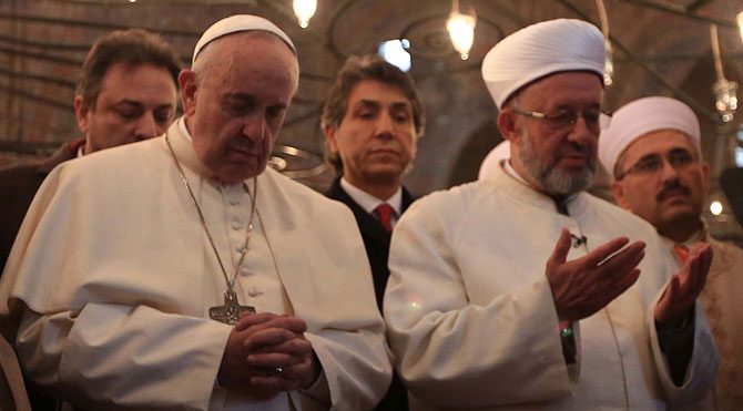 Papa Francesco Sultanahmet Camii'nde dua etti