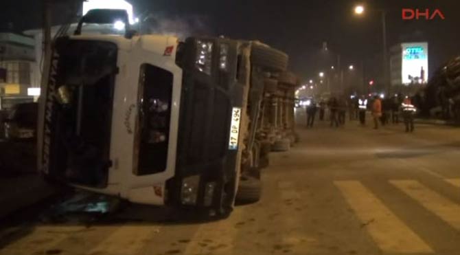 TIR devrildi, uzun araç kuyrukları oluştu