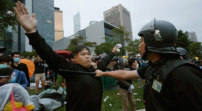 Hong Kong'da tansiyon düşmüyor