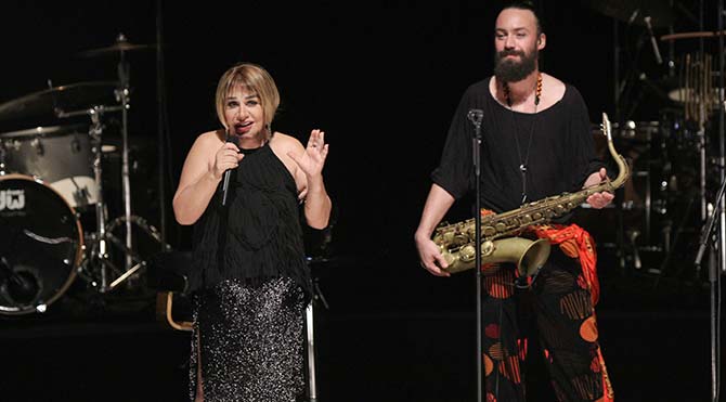 Minik Serçe sahnede bacağını açtı ve…