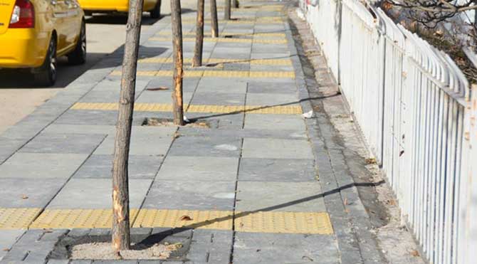 Engelli yolundan desen yaptılar!