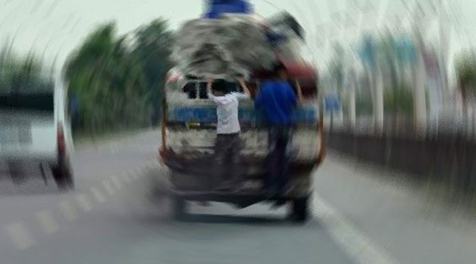 Arkasına asıldığı kamyonetten düşerek öldü