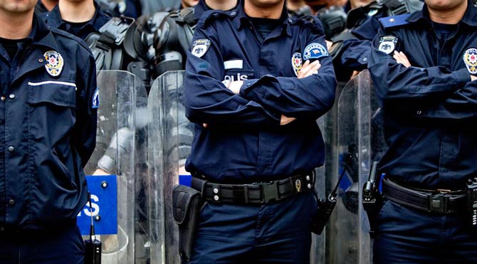 Tecavüzcü polisleri amirleri yakaladı