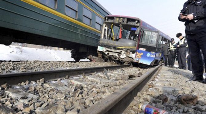 Hindistan'da trenle okul servisi çarpıştı: 5 ölü