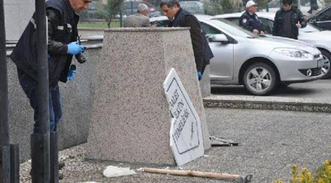 Atatürk büstüne saldırdı