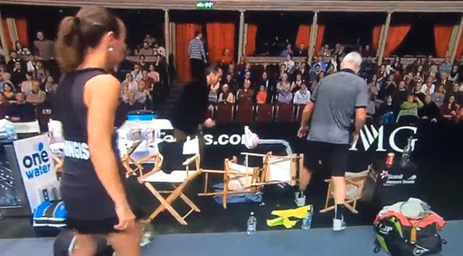 Elton John kameralar önünde tepetaklak düştü