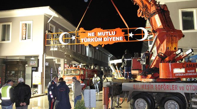 O tabela yeniden asıldı