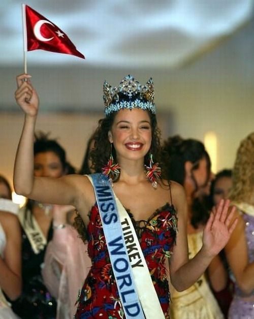 9-Miss-World-2002-Azra-Akin-from-Turkey