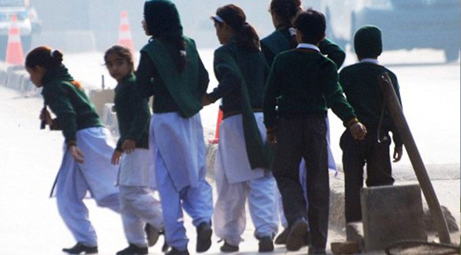 Pakistan'da Taliban askeri okula saldırdı