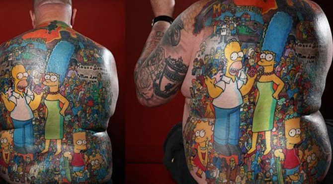 Vücudunu Simpsons dövmeleriyle kapladı