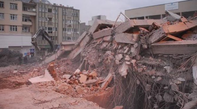 Amasya'da 6 katlı bina çöktü