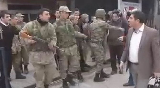 Orduevi önünde asker-polis gerginliği