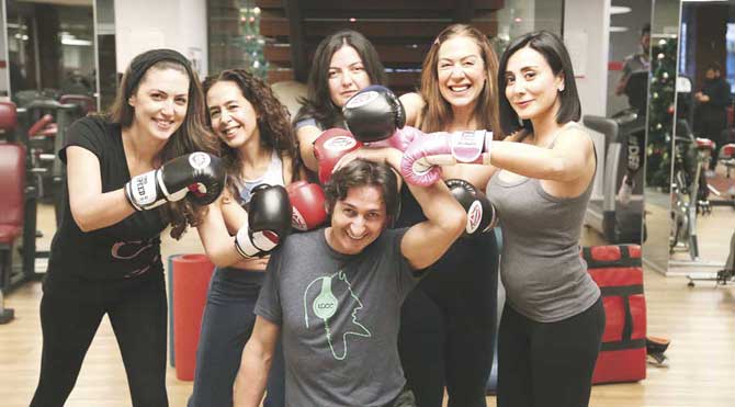 Kadınlar Kick Boks yapıyor