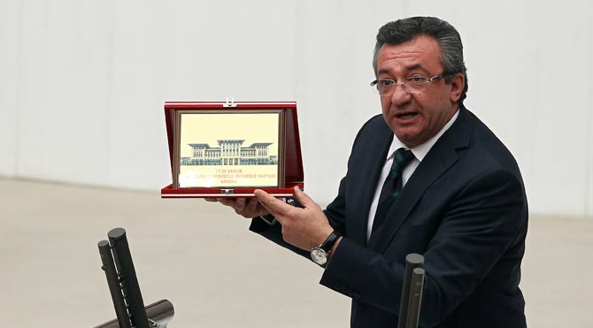 Altay'dan Kaç-Ak Saray plaketi