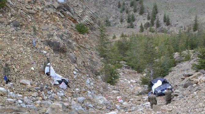 Otomobil şarampole yuvarlandı: 2 ölü