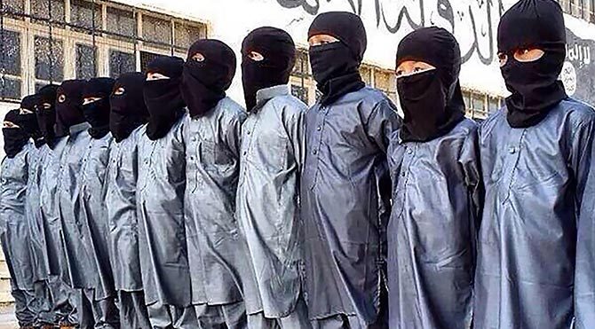 IŞİD çocuklara kafa kesmeyi öğretiyor