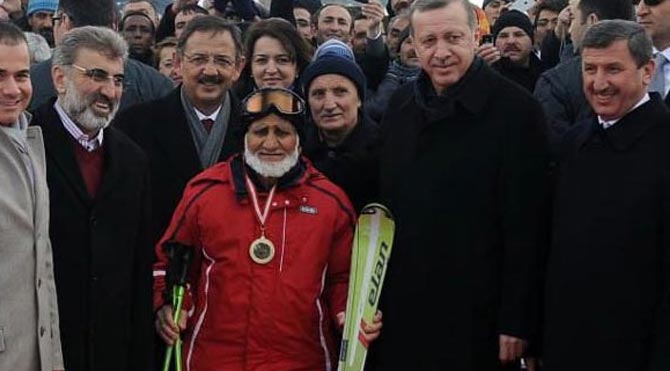 O dedeye otomobil çarptı!