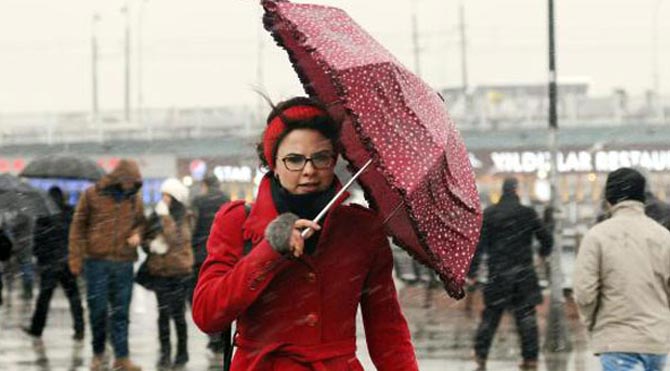 İstanbul'da kar yağışı sürüyor