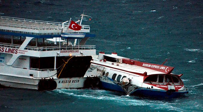 Deniz otobüsü güçlükle kurtarıldı