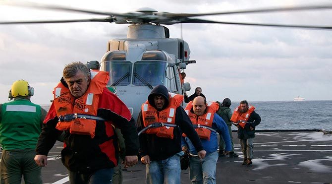 Korfu Adası açıklarında kaçak taşıyan gemi alarm verdi