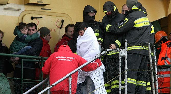Feribot yangını en az 10 can aldı