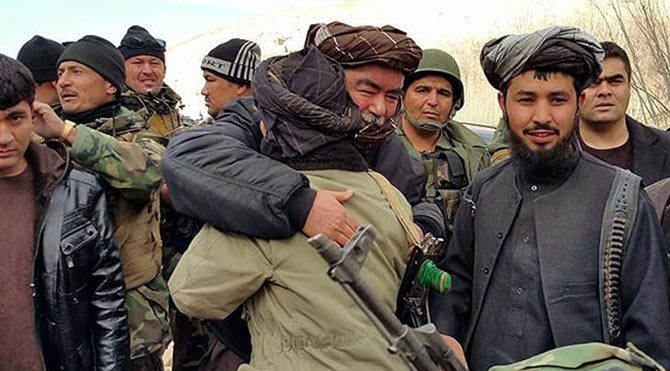 Afganistan'da 200 Taliban militanı teslim oldu
