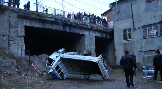 Kamyonet köprüden düştü: 2 yaralı