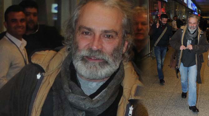 Haluk Bilginer bir yerlerden dönerken…