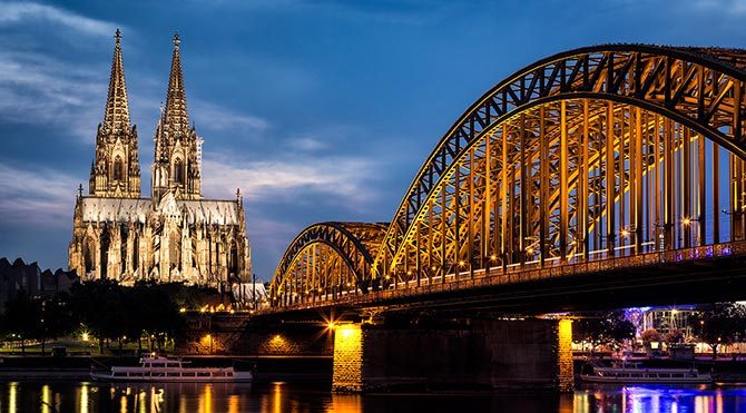 Köln Katedrali İslam karşıtlarını karanlıkta bırakacak